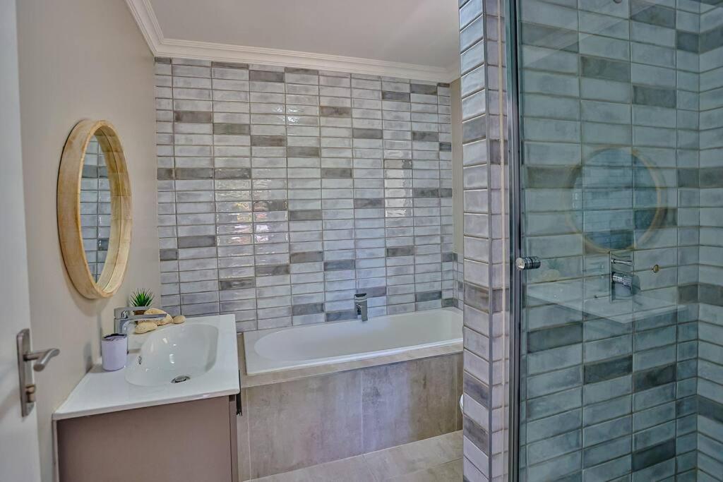 Large Sea View, Walk To Eateries, Loadshed Free Apartamento Ballito Exterior foto