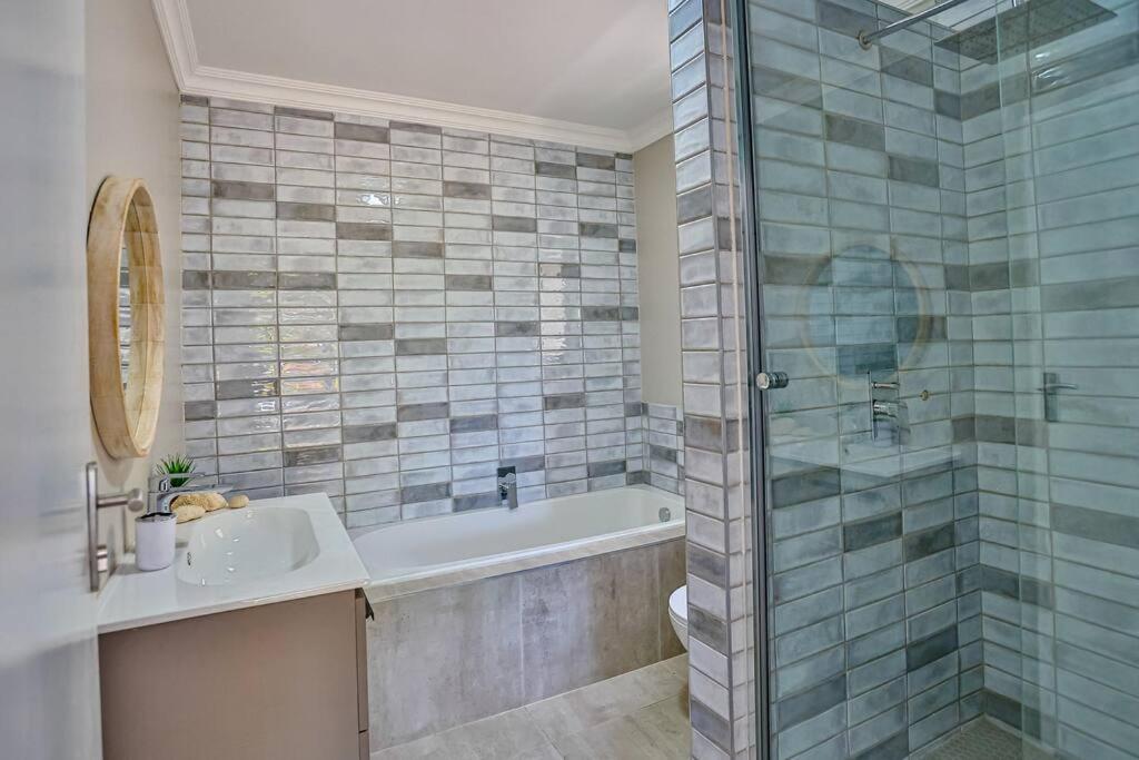 Large Sea View, Walk To Eateries, Loadshed Free Apartamento Ballito Exterior foto